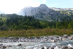 Река на фоне гор пейзаж, маршрут 30 через горы к морю тур поход