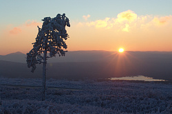 Этот красивый зимний закат на фоне озера снят  в горном курорте Хаджох. Из Хаджоха начинается маршрут  Знаменитая Тридцатка - легендарный маршрут 30. Закат зимой в этих местах сверкает особыми красками природы.