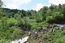 Туристы на маршруте 30 через горы Адыгеи к морю тур поход
