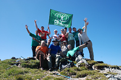 Туристы на вершине горы Тхач. Это туристы Знаменитой Тридцатки - легендарный маршрут 30. Сейчас туристы покорили вершину горы Большой Тхач. завидуют тем, у кого вершины ещё впереди.