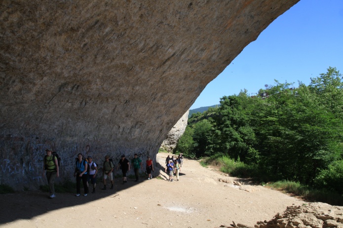 Туристы на маршруте 30 под скалой Пронеси господи