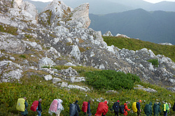 Группа туристов в походе через горы к морю маршрут 30-ка турпоход