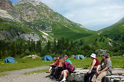 Туристы маршрута 30 на отдыхе на приюте Фишт через горы к морю