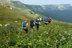 Туристы в походе, маршрут 30 через горы к морю