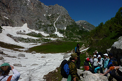 Туристы в турпоходе, маршрут 30 через горы к морю тур
