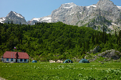 Туристический приют Фишт, маршрут 30 пешком через горы к морю