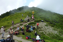 Туристы на отдыхе в горах маршрут 30 через горы к морю тур