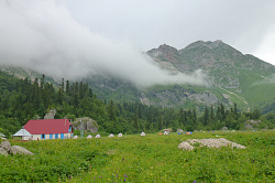 Это гора в облаках Пшеха Су на фото туристический приют Фишт маршрута 30 - знаментая Тридцатка фото на фоне горы.