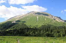 Оштен гора вид с Фиштинской поляны от приюта туристического маршрута Знаменитая Тридцатка - легендарный маршрут 30. Гора Оштен - вид со склонов горы Фишт.