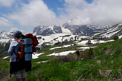 Девушки в походе фото на маршруте 30 пеший поход через горы к морю с легким рюкзаком