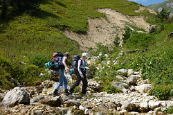Девушки в горном походе маршрут 30 через горы к морю