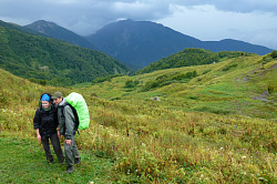 Парень и девушка в походе на маршруте 30 через горы к морю