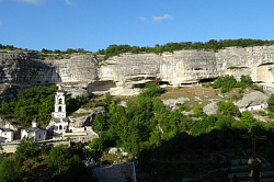 Фото с тура Из Бахчисарая в Ялту  -  Свято-Успенский монастырь около пещерного города Чуфут-Кале