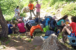 Маршрут 30, привал туристов на туре через горы к морю пеший поход