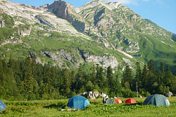 Этот палаточный лагерь находится в горах юга России на поляне около туристического приюта Фишт. На этом приюте останавливаются туристы тура Знаменитая Тридцатка - легендарный маршрут 30. через горы к Чёрному морю с лёгким рюкзаком и комфортом. Палаточный лагерь гармонично вписывается в местную природу