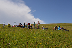 Туристы на привале, маршрут через горы к морю 30-ка
