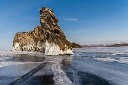 Байкал зимой, озеро Байкал скала Шаманка