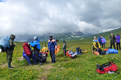 Привал туристов в походе на маршруте 30 через горы к морю