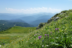 Пейзаж с горами в дымке, тур маршрут 30 через горы к морю поход