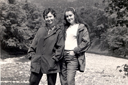 Туристки всесоюзного маршрута 30 в штормовках на фоне горы Казачья восстановленный маршрут 30