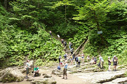 Туристы маршрута 30 на радиальном выходе, тур поход через горы к морю
