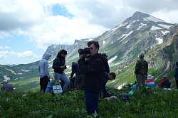 Туристы на маршруте 30 через горы к морю основной поход