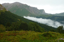 Горный пейзаж на маршруте 30 через горы к морю
