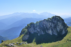 Этот горный фон сфотографирован на туристическом маршруте Знаменитая Тридцатка - легендарный маршрут 30. Такой красивый горный фон можно запечатлеть только ы августе месяце.