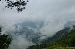 Эти красивые облака в горах снята на туристическом маршруте  Знаменитая Тридцатка - легендарный маршрут 30. Облака заволакивают горы.