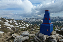 Памятник Советским воинам, защитникам перевалов Кавказа на Гузерипльском перевале в Адыгее.