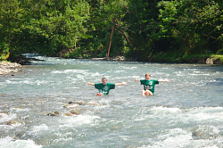 Купание туристок в реке, на маршруте 30 поход через горы к морю тур