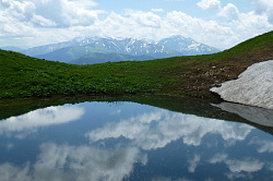 Это красивое горное озеро находится на туристическом маршруте Легендарная Тридцатка - знаменитый маршрут через горы к морю нелегке