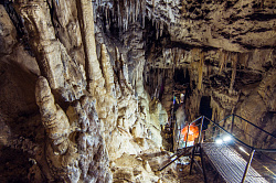 Для желающих возможно посещение оборудованной Большой Азишской пещеры карстового происхождения. По красоте и величию она превосходит многие известные пещеры, это настоящее грандиозное чудо природы.