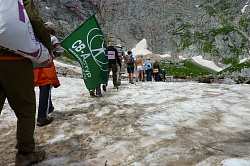 Снежник в горах, маршрут 30 через горы к мор поход на ледник