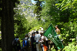 Группа туристов в горах, тур маршрут 30 через горы к морю поход