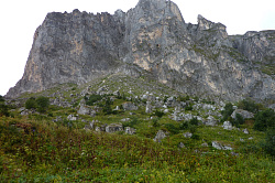 Скальный склон горы Фишт, маршрут 30 через горы к морю поход