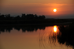 Это закат над озером в предгорьях юга России. Автор фото Черных В.Е.