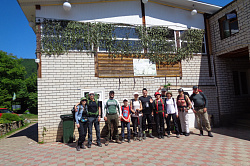 Группа тур маршрута 30 через горы к морю перед выездом на маршрут