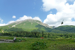 Вертолет в горах на тур маршруте 30