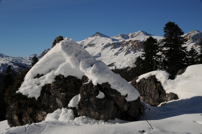 Скалы в снегу фото от СВ-Астур. Красивые скалы зимой в горах Адыгеи на Кавказе