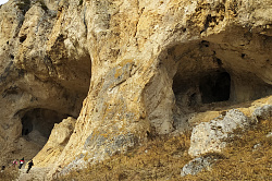 Грот Череп. Живописная скала, испещренная гротами, расположена на южном склоне хребта Скалистый. Выход скальных пород образует здесь длинный ряд ниш, одно из подобных углублений названо гротом Череп из-за характерной схожести форм.