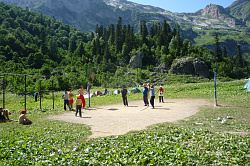 Туристы играют в волейбол маршрут 30 через горы к морю