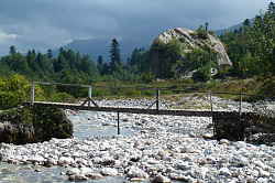 Мост через горную реку, маршрут 30 через горы к морю тур поход