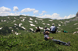 Такой летний отдых в горах у туристов маршрута Знаменитая Тридцатка - легендарный маршрут 30. Это интересный отдых в горах, а летний отдых на юге России способствует укреплению здоровья.