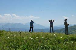 Люди в горах, тур маршрут 30 через горы к морю поход тридцатка