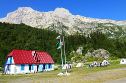 Горный тур приют на маршруте 30 через горы к морю