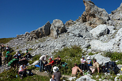 Привал туристов в горах маршрут 30 через горы к морю тур поход