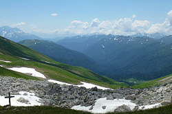 Горы фото, внизу туристический приют маршрута  Знаменитая Тридцатка - легендарный маршрут 30 через горы Кавказа к морю.