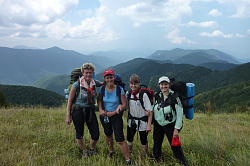 Четыре девушки в горах, на фоне панорамы гор