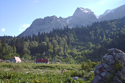 Поляна приюта Фишт, маршрут 30 через горы к морю